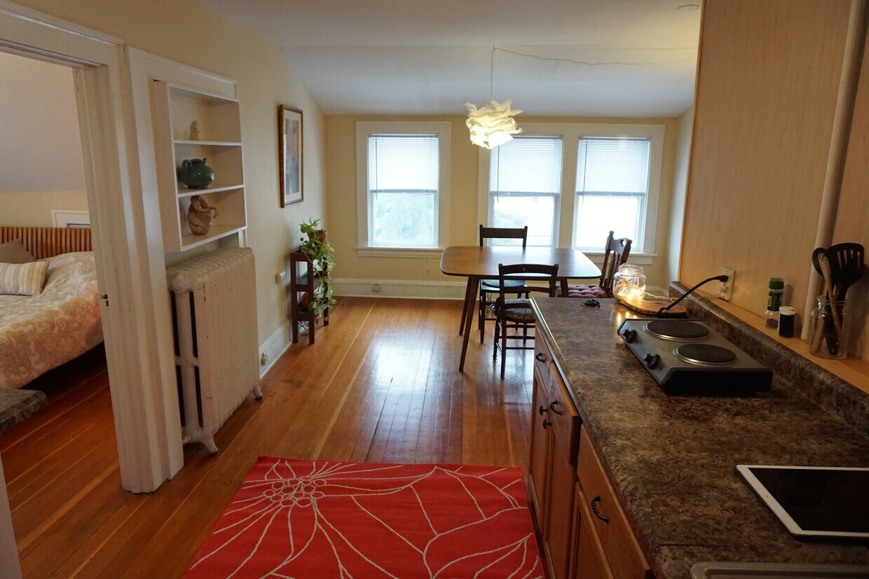 Dining - 3048 12th Ave S