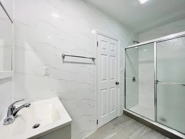 Foto del edificio - Private Bedroom in a 4 bedroom / 2 bathroo...