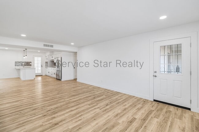 Building Photo - 2331 E Manhatton Dr