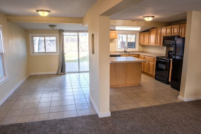 Foto del edificio - 3-bed, 2-bath home with large back yard