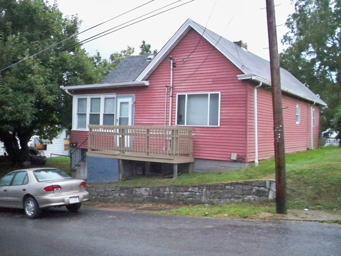1124 Lowell St, Fairmont, WV 26554 House for Rent in Fairmont, WV