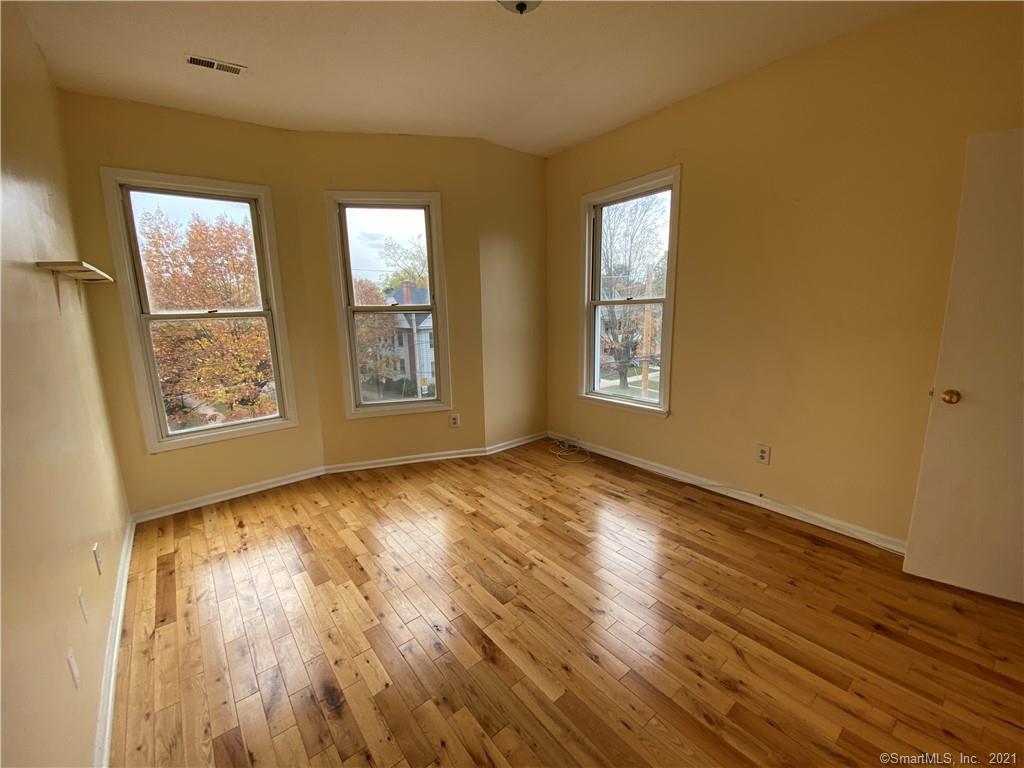 Building Photo - 923 Elm St