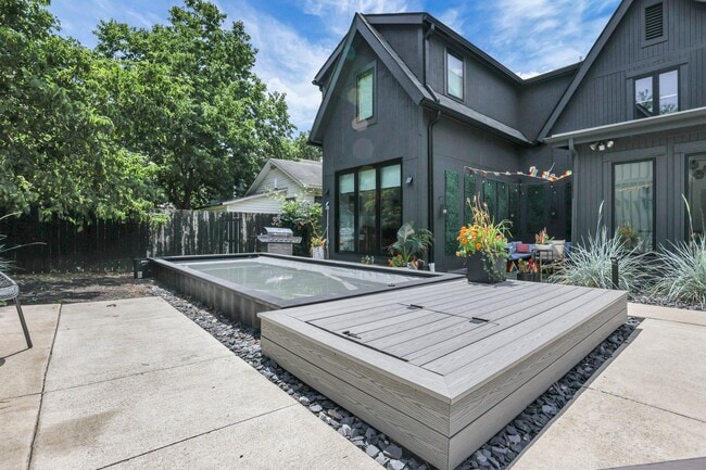 Shared pool - 960 Hunter Ave