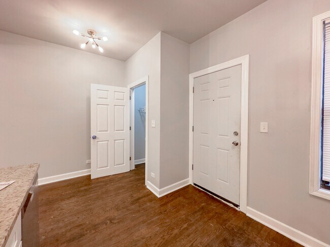 Foto del edificio - 303-3303 N Harding Ave