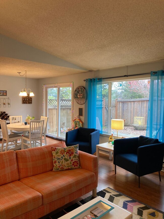 Foto del edificio - 2 Bedroom Home Sweet Home in Kirkland, WA