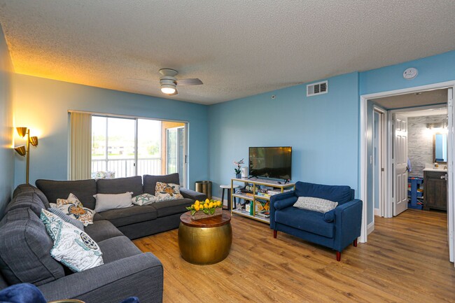 Building Photo - *** NAPOLI LUXURY CONDO *** 2 BEDROOM NICE...