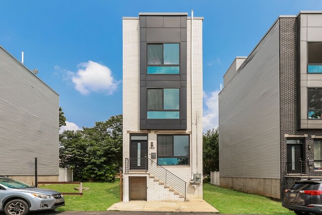 New construction with roof top deck spacio... - New construction with roof top deck spacio... House