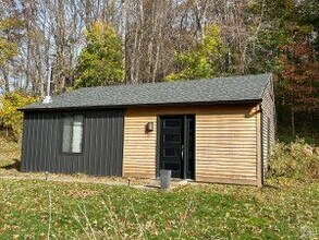 Building Photo - 123 Sharon Rd
