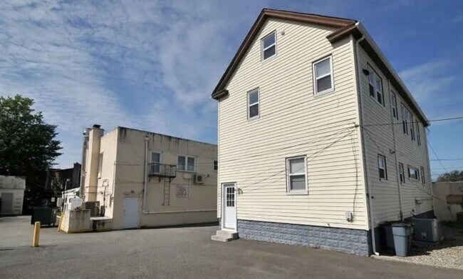 Foto del edificio - 215 W Saint Georges Ave