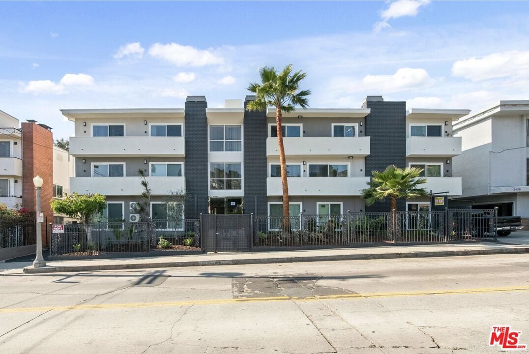 Primary Photo - 2449 Beachwood Dr