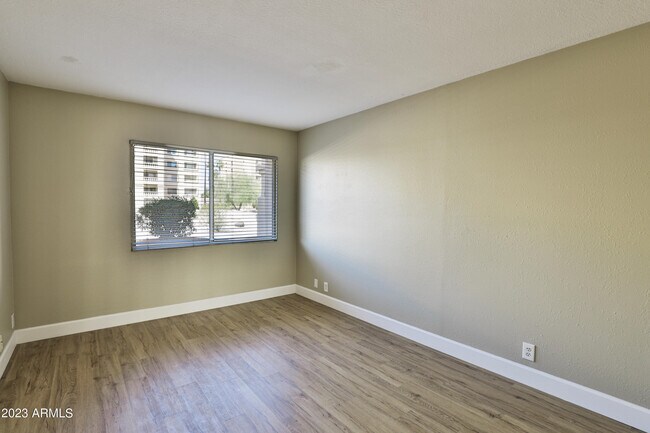 Foto del edificio - 7920 E Camelback Rd