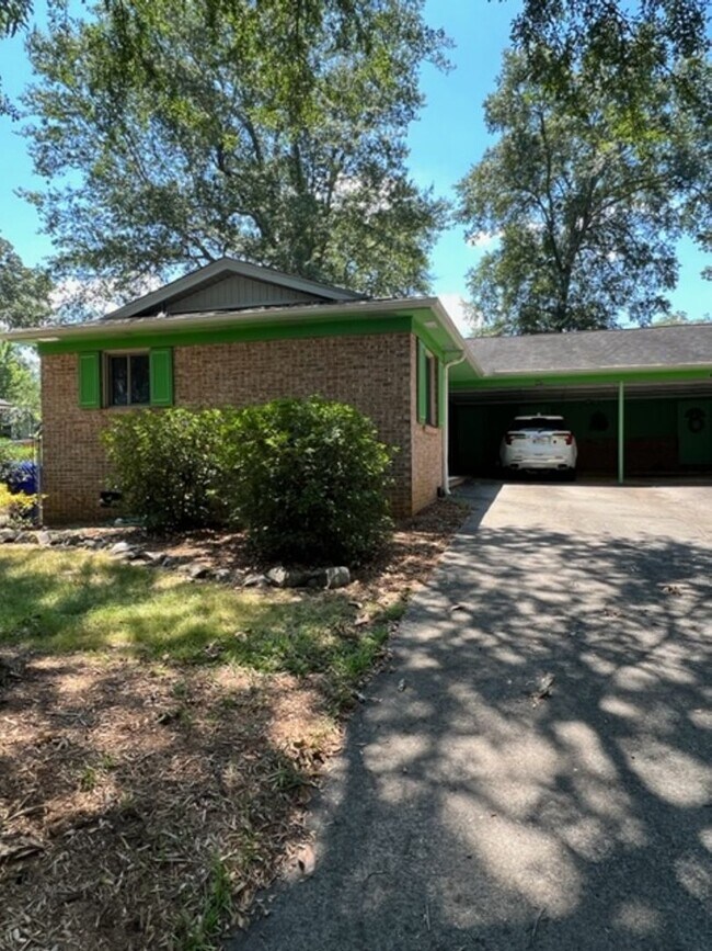 Foto del edificio - So Close to Downtown Greenville - this VER...