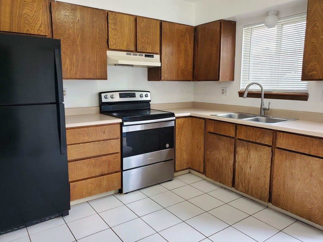 Primary Photo - Townhome with 2 bedrooms, 1.5 bath - Avail...