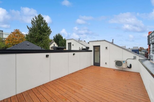 Building Photo - 2 bedroom in Seattle WA 98122