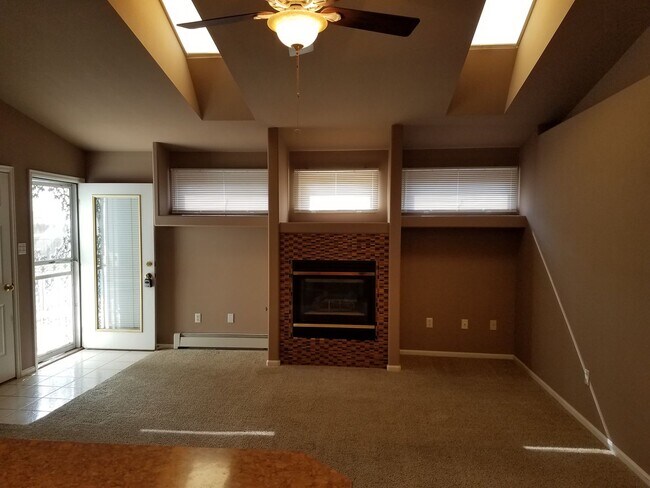 Building Photo - House For Lease