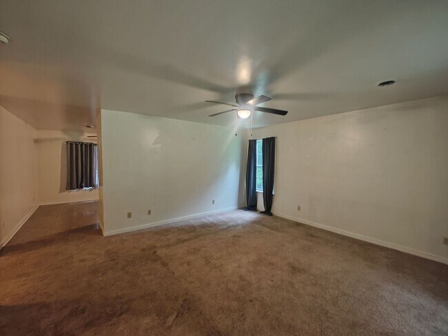 Foto del edificio - 3 bedroom home on private lot