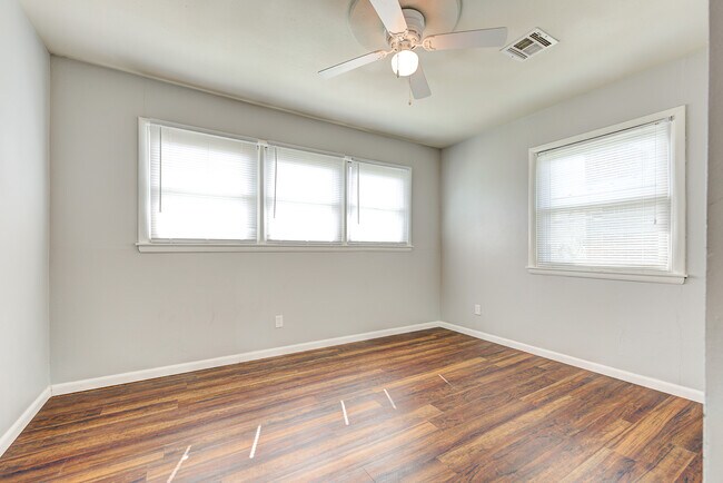 Building Photo - 718 Highland Pkwy