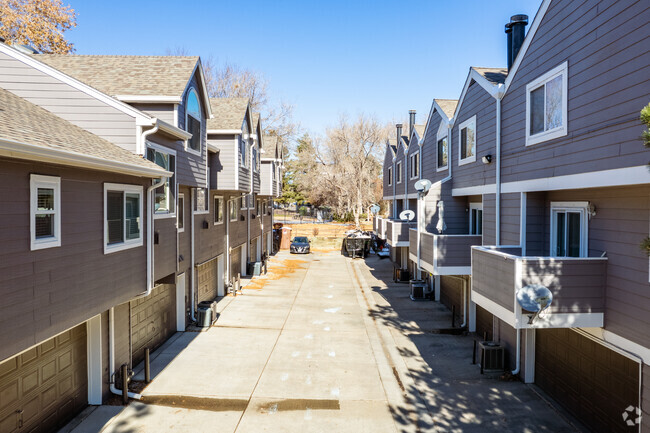 Condominiums - Lake Arbor Fairways