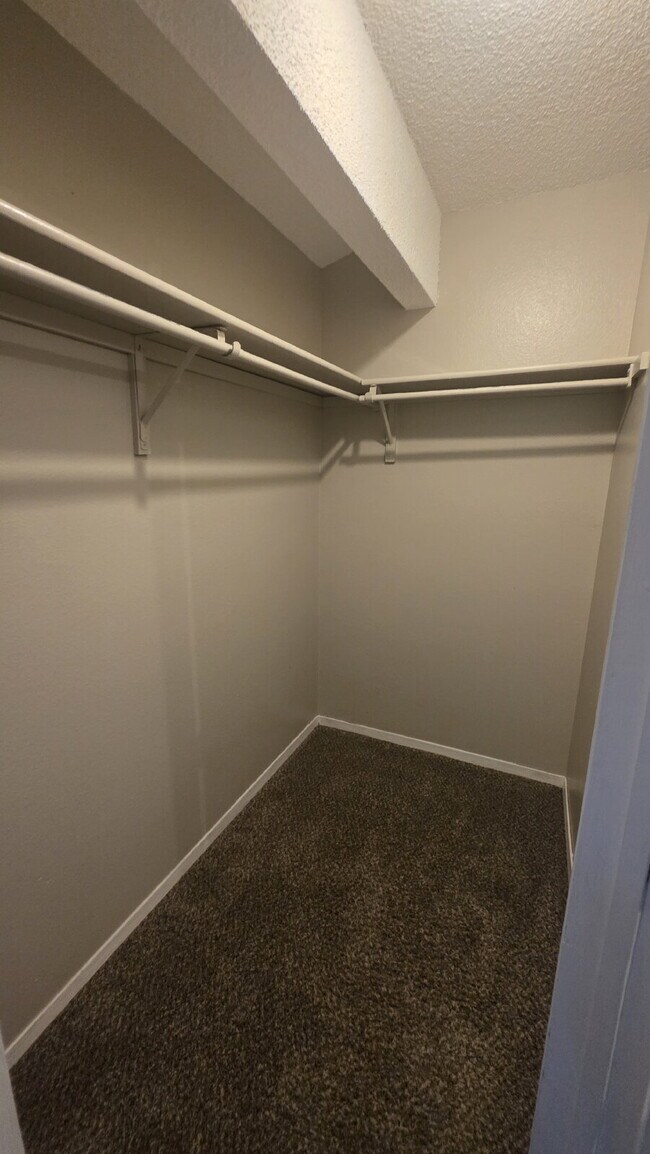 Building Photo - 2 Bed- 1 Bath on Darby West Side