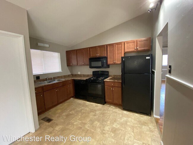 Building Photo - 3 br, 1 bath House - 585 Versailles Dr