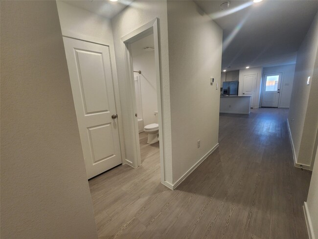 Building Photo - 715 Amberwood Creek Dr