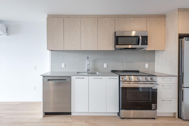 Building Photo - E1214