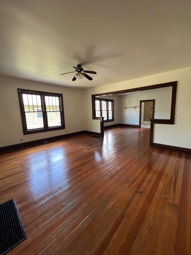Foto del edificio - 402 E 1st Street