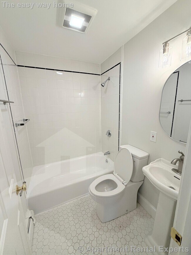 Building Photo - 172 Putnam Ave