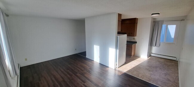 Photo du bâtiment - 8303-100 100 St NW