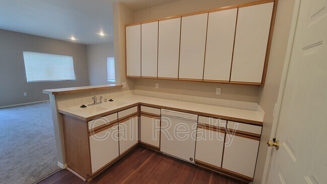 Building Photo - 2525 E Desmet Ave