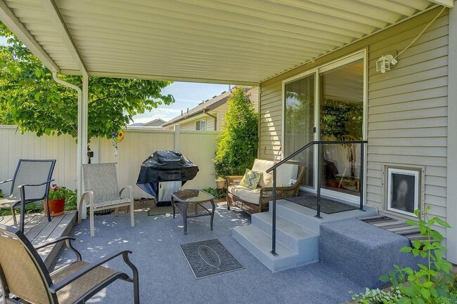 Building Photo - 3 Bedroom, 2 Bath Home in Desirable Post F...