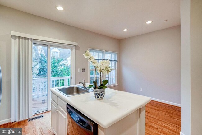 Building Photo - 316 Fallsgrove Dr