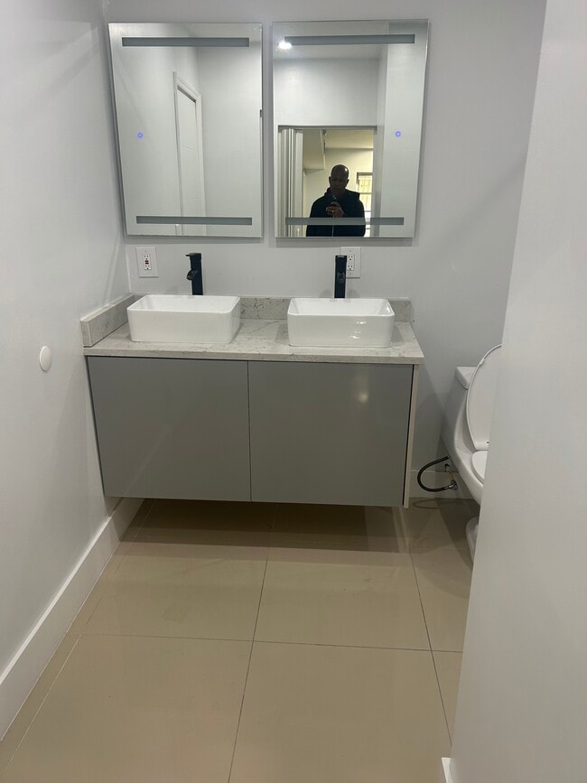 Building Photo - 2463 Lincoln St