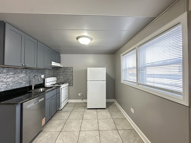 Building Photo - 9632 Ivanhoe Ave