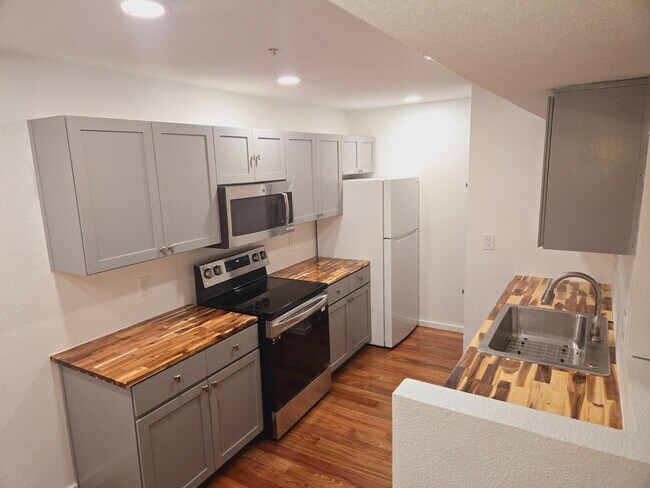 Building Photo - Freshly Remodeled 2 Bed, 2 Bath Condo in The Arbors!! Students OK! Avail. July 19th!