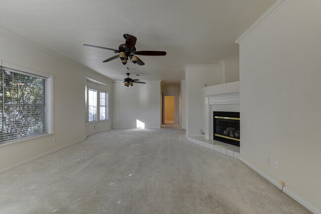 Foto del edificio - Home for rent in active 55+ community!