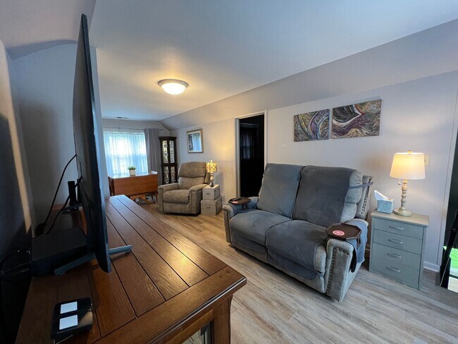 Foto del edificio - Fully Furnished 1 Bedroom, 1 Bathroom Dupl...