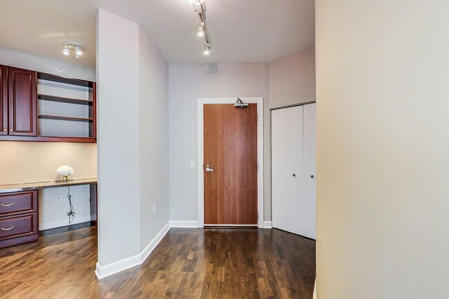 Building Photo - 1235 S Prairie Ave