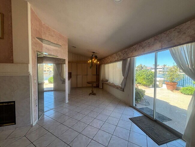 Foto del edificio - 3 Bed 2 1/2 Bath Water Front Home in Desert Shores