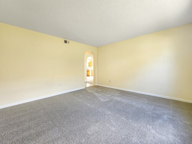 Building Photo - 4/2 For RENT!