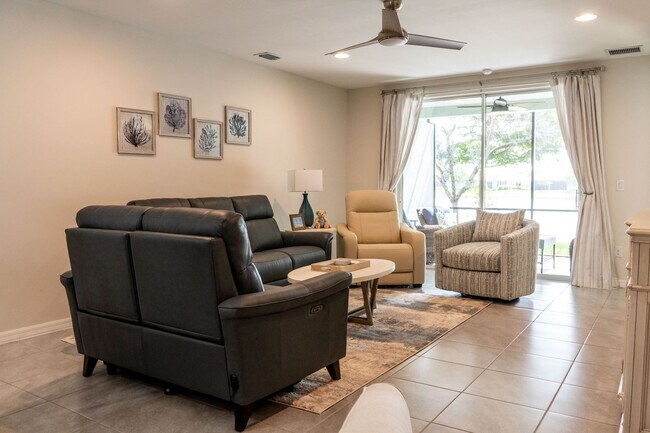 Foto del edificio - **SEASONAL RENTAL IN NAPLES RESERVE**LAKE FRONT**FULLY FURNISHED**OPEN TO AN ANNUAL LEASE**