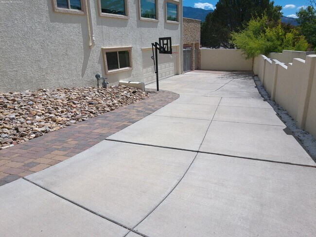 Foto del edificio - 9806 Greenbrier Rd NE