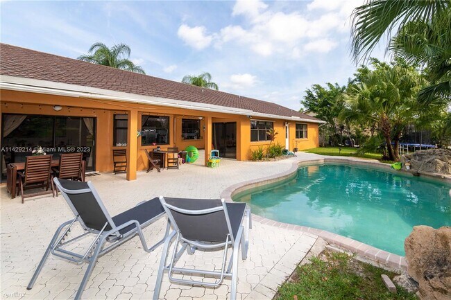 Foto del edificio - 3 br, 2 bath House - 421 NW 197th Ave