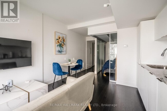 Building Photo - 955 Bay St.