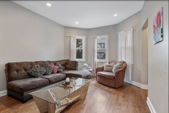 Foto del edificio - 2931 N Dawson Ave