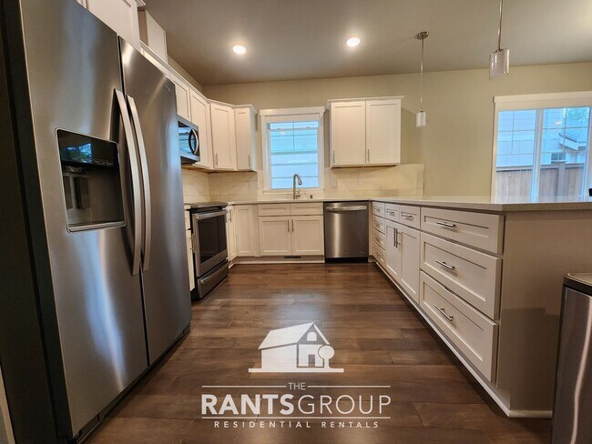 Foto del edificio - Single-Story 1,915 sq. ft. Home with 2-Car...