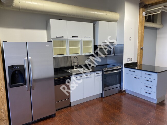 Foto del edificio - 6533 E Jefferson Ave