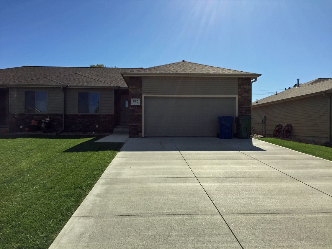 1607 E 57th St, Kearney, NE 68847 Townhome Rentals in Kearney NE