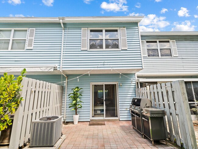 Foto del edificio - 1989 NE 15th Ave