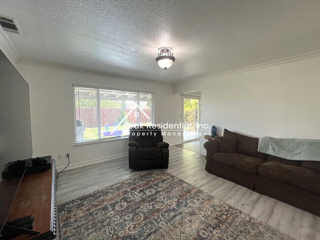 Foto del edificio - North Highlands 3bd/1ba House with 2 Car G...